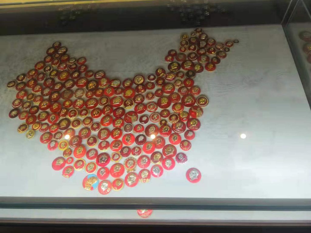 开眼了,毛主席像章竟然这样收藏